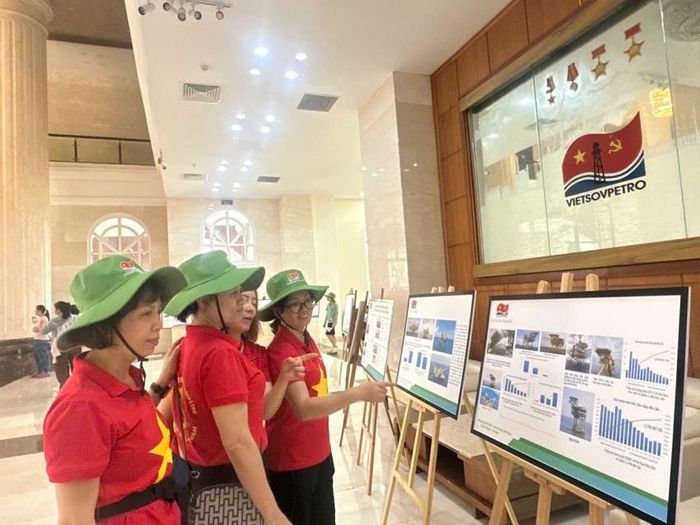Chị em nữ công Vietsovpetro tham quan triển lãm về lịch sử hình thành và phát triển của Vietsovpetro.