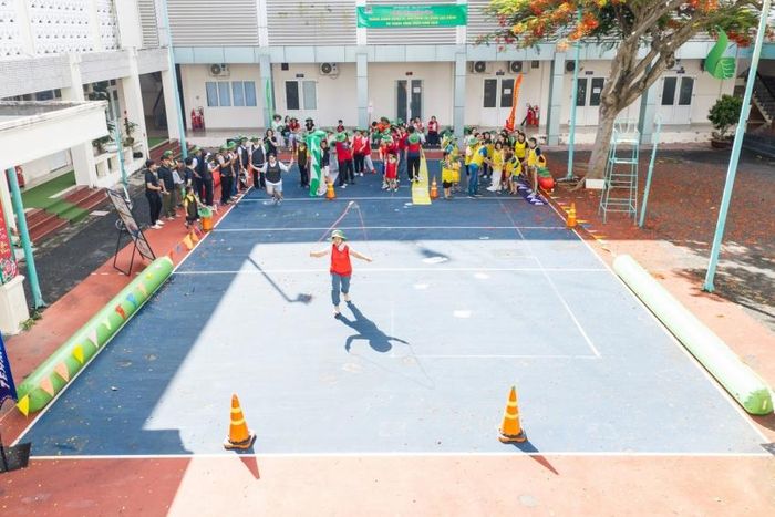 Các đội tham gia trò chơi vận động thể chất.