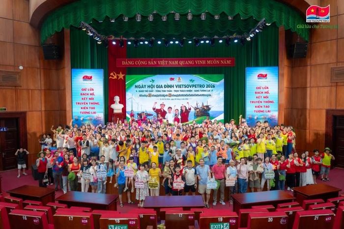 Ban tổ chức khen thưởng và chúc mừng các đội tham gia Ngày hội Gia đình Vietsovpetro 2026.