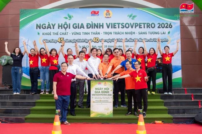 Lãnh đạo Công đoàn Petrovietnam và Lãnh đạo Vietsovpetro nhấn nút khai mạc Ngày hội Gia đình Vietsovpetro 2026.