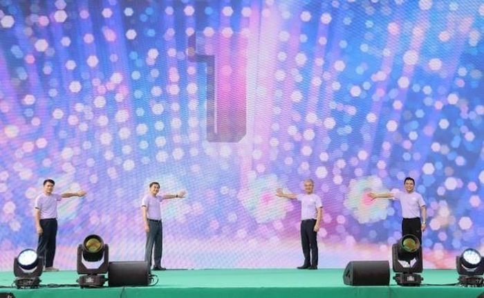 Thầy thuốc Ưu tú, GS.TS Trần Văn Thuấn - Thứ trưởng Bộ Y tế, Chủ tịch Hội đồng Y khoa Quốc gia cùng đại diện Ban Tổ chức, Ban giám khảo cùng ấn nút khai mạc Ngày Dinh dưỡng cộng đồng Việt Nam lần 7