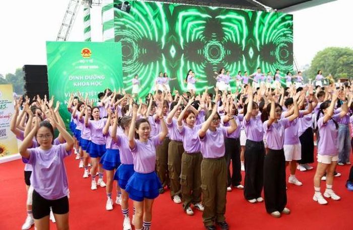 Màn flashmob thu hút 300 người tham gia.