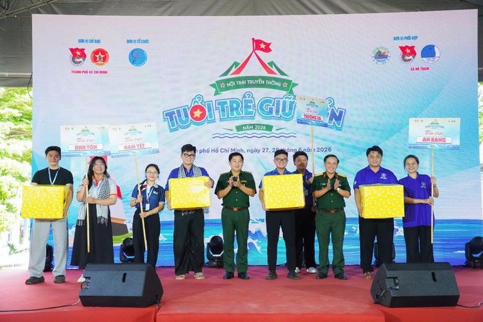 Ban Tổ chức trao giải cho các tiểu trại.