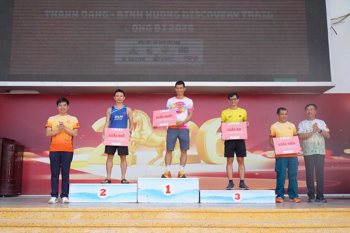 Ban Tổ chức đã trao thưởng cho các vận động viên đạt thành tích cao.