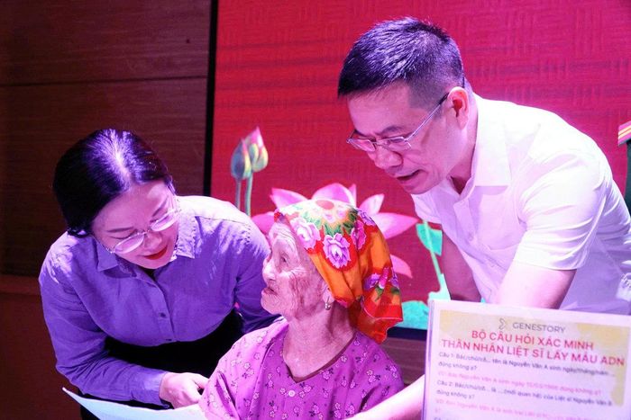 Lãnh đạo phường Tân Mai thăm hỏi, động viên thân nhân liệt sĩ tại điểm thu nhận mẫu ADN số 5.