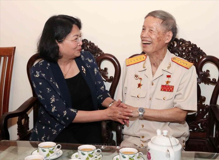 Phó Chủ tịch nước Đặng Thị Ngọc Thịnh thăm Đại tá La Văn Cầu nhân kỷ niệm 72 năm Ngày Thương binh - Liệt sĩ hồi năm 2019. Ảnh: TTXVN
