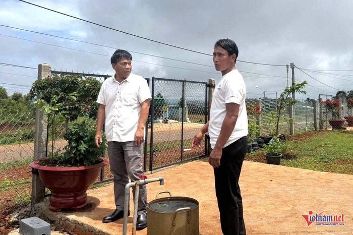 Anh Điểu Cường (phải) rất vui mừng vì bà con có nơi ở mới khang trang, sạch sẽ. Ảnh: Hải Dương