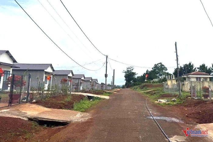 Chốt dân quân Quảng Trực (phải) đối diện khu dân cư. Ảnh: Hải Dương