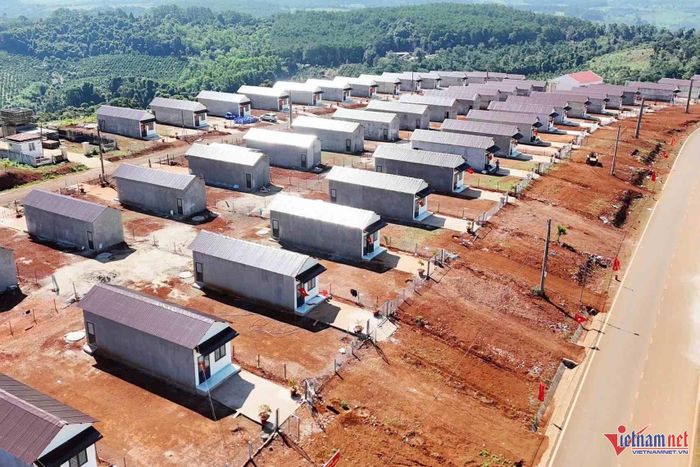 Dự án "Điểm dân cư liền kề chốt dân quân biên giới xã Quảng Trực" nhìn từ trên cao giống như một bức tranh giữa vùng biên giới. Ảnh: Hải Dương