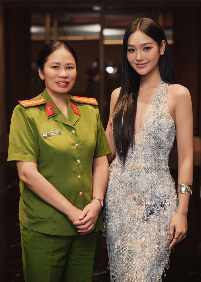 Nữ diễn viên sinh năm 1999 chụp hình với một chiến sĩ công an tại sự kiện ra mắt phim. Trong tập 4 "Lửa trắng" mới lên sóng, vai Sương của Cù Thị Trà khiến khán giả bất ngờ vì lộ thân thế thật là công an chìm cài vào tổ chức tội phạm. 