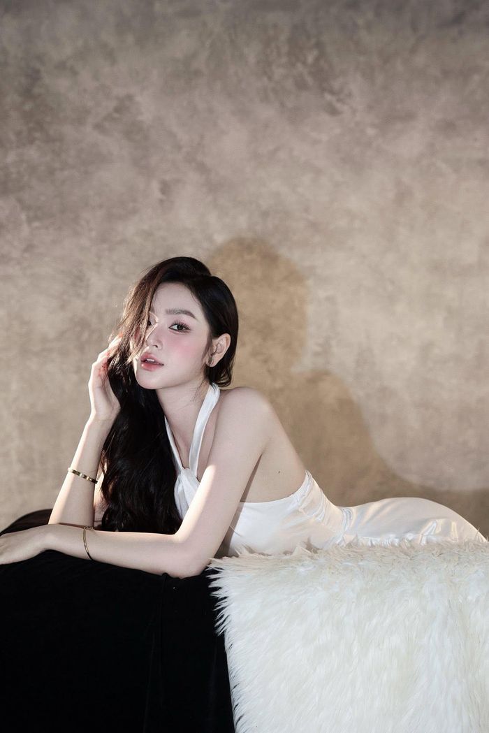 Ngoài đời Cù Thị Trà có phong cách sexy gợi cảm. Cô tiết lộ vẫn đang độc thân. 