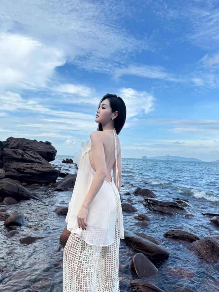 Cù Thị Trà vốn là diễn viên tay ngang. Cô từng học ĐH Kinh tế Quốc dân và bén duyên màn ảnh với phim "Hành trình công lý" đóng cùng Hồng Diễm, Việt Anh. 