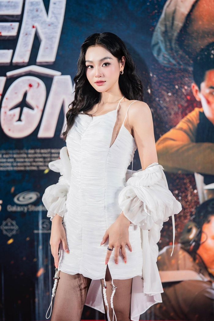 Chia sẻ tại họp báo ra mắt phim "Lửa trắng", Cù Thị Trà cho biết: "Lần đầu tham gia phim cảnh sát hình sự tôi rất sợ và lo lắng không biết có làm tốt hay không. Đi quay phim có nhiều kỷ niệm với đoàn nhưng nói ra sẽ bị lộ thân thế của nhân vật".