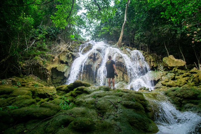 Tắm thác Khe Dầu, cắm trại qua đêm là những trải nghiệm thú vị. Ảnh: Na Lay Adventure