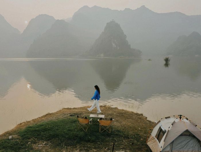 Nếu đến hồ vào sáng sớm, du khách sẽ được ngắm sương sớm lảng vảng trôi giữa những ngọn núi, đắm mình trong bầu không khí trong lành. Ảnh: Hồng Nhung