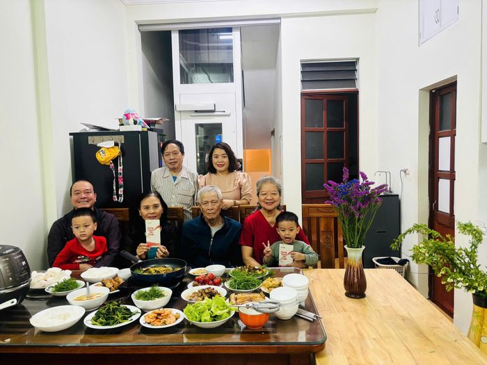 Cụ Khanh ra thăm gia đình cháu ngoại - chị Lan Anh (áo hồng)