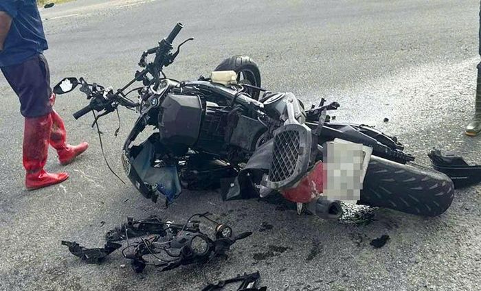 Xe mô tô hỏng hóc sau vụ tai nạn. Ảnh: CTV