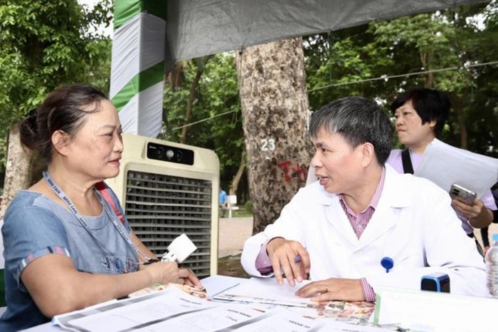 PGS Nguyễn Trọng Hưng tư vấn cho người dân tại chương trình. Ảnh: BTC.