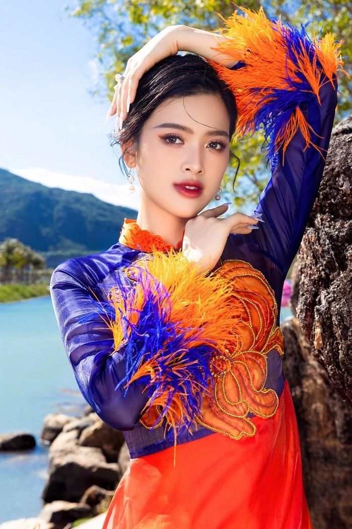 Người đẹp Thoa Thương được kỳ vọng lớn tại Hoa hậu Hòa bình Việt Nam 2023 sau khi vào top 5 Miss World Vietnam cùng năm. Chỉ vài ngày sau vòng sơ khảo, cô xác nhận trên livestream xin dừng thi vì lý do gia đình. Sự việc này khiến cộng đồng fan sắc đẹp không khỏi tiếc nuối. 