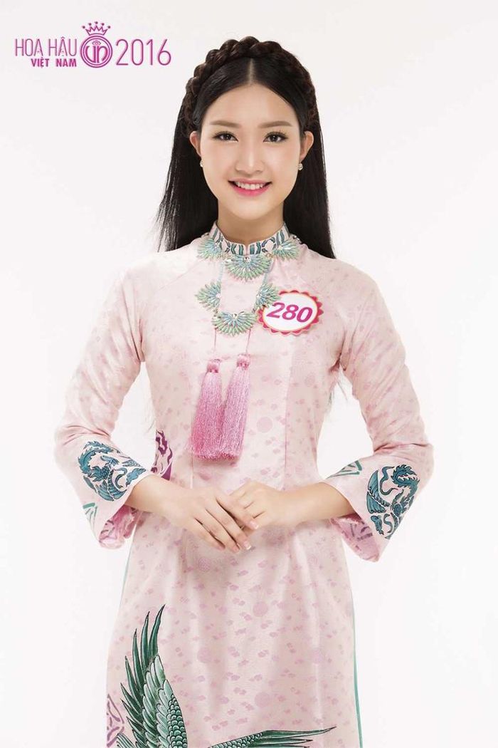 Cùng kỳ thi với Nguyễn Thị Thành, người đẹp xứ Huế Lê Trần Ngọc Trân bị tố từng tham dự một cuộc thi nhan sắc quốc tế tại Nhật Bản năm 2014 mà không xin phép cơ quan chức năng. Cô thừa nhận sự việc trong thư xin lỗi gửi ban tổ chức nhưng phủ nhận cáo buộc giả mạo chữ ký. Trước áp lực, Ngọc Trân chọn rút lui thay vì tiếp tục thi sẽ gây tranh cãi. 