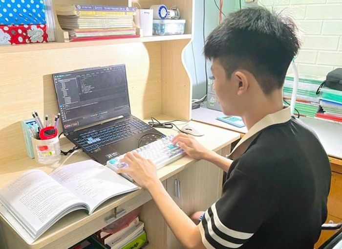 Nam sinh Nguyễn Huỳnh Nhật Quang dành khoảng 3 giờ mỗi ngày để học lập trình và rèn luyện tư duy thuật toán. Ảnh: NVCC