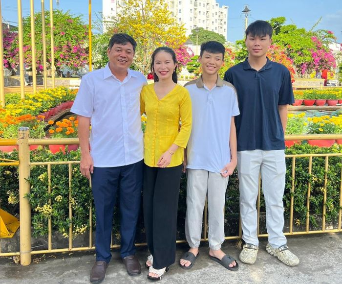 Nhật Quang (giữa) cùng anh trai và cha mẹ. Ảnh: NVCC
