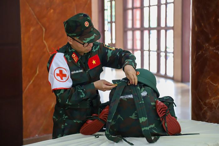 Chiến sĩ Quân y chuẩn bị hành trang lên đường