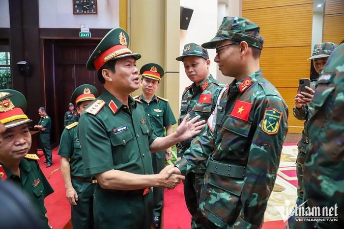 Một số chiến sĩ lần đầu thực hiện nhiệm vụ tại địa bàn xa Tổ quốc được Đại tướng ân cần dặn dò, động viên