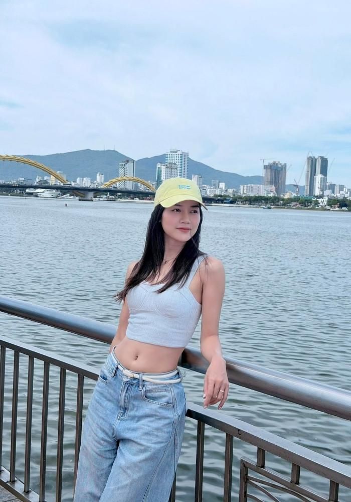 Diễn viên Anh Đào khoe eo thon bên bờ Sông Hàn - Đà Nẵng.