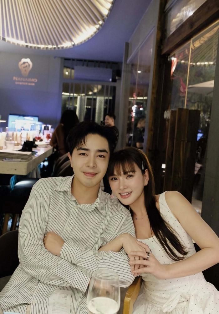 Ca sĩ Thu Thủy và chồng có buổi tối lãng mạn bên nhau. 