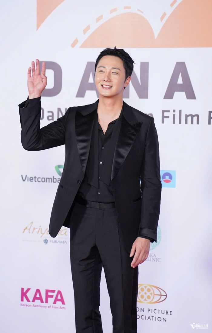 Diễn viên Jung Il-woo bày tỏ háo hức trong lần đầu dự sự kiện LHP tại Việt Nam. Anh có vai diễn trong “Mang mẹ đi bỏ” ra rạp tháng 8/2025.