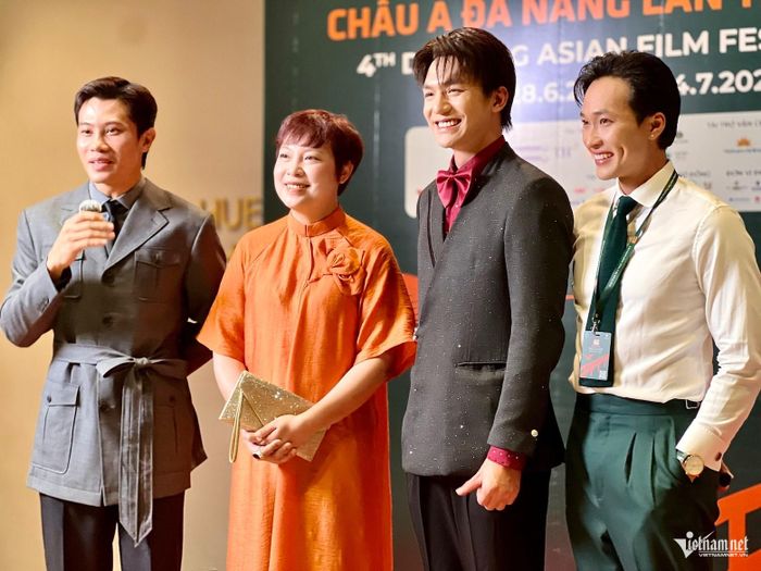 NSƯT Đặng Thái Huyền - đạo diễn phim “Mưa đỏ” cùng các diễn viên Phương Nam, Đặng Nhật Hoàng và Lâm Thanh Nhã háo hức trước thềm khai mạc LHP. 