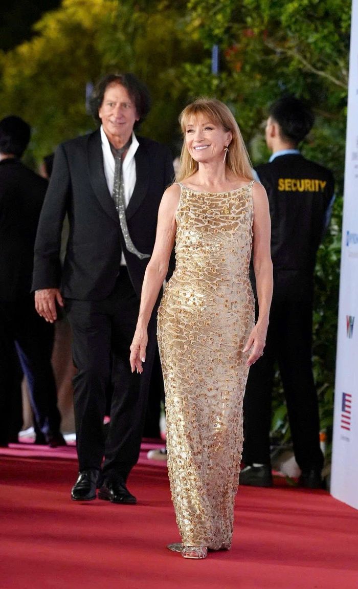 Minh tinh 75 tuổi Jane Seymour rạng rỡ trên thảm đỏ. Trong buổi gặp gỡ trước đó, bà nói ấn tượng với con người, ẩm thực Việt và mong quay lại lần nữa. 
