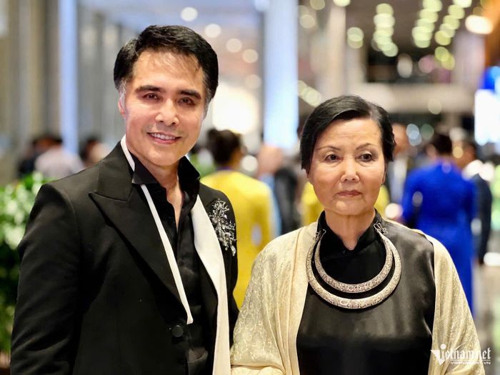 Diễn viên Kiều Chinh và diễn viên Daniel K. Winn. Phim “Chiếc kén” của họ sẽ có buổi chiếu đặc biệt trong khuôn khổ sự kiện và được đề cử “Phim Châu Á”, cạnh tranh với dự án các nước khác.