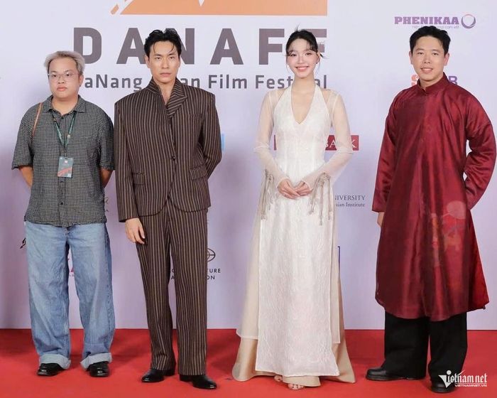Diễn viên Kiều Minh Tuấn, Minh Anh cùng đoàn phim “Phí phông”. Phim dẫn đầu phòng vé dịp 30/4 vừa qua và tham gia tranh giải năm nay.