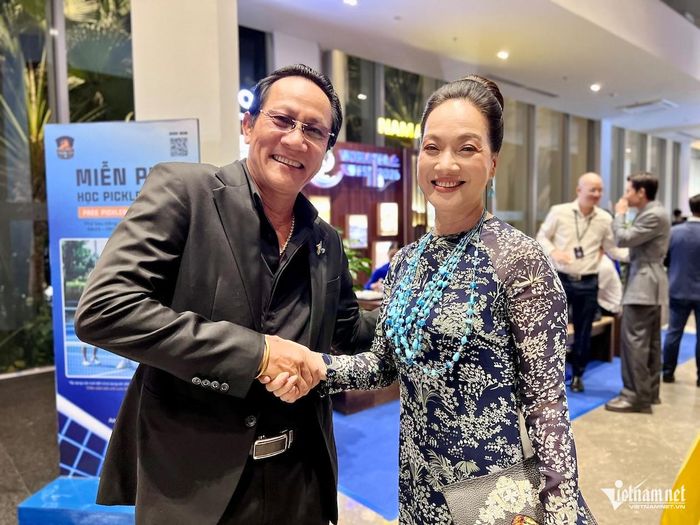 NSND Lê Khanh vui mừng hội ngộ nghệ sĩ Hoàng Hải. Nam nghệ sĩ hồi đầu năm có vai diễn trong phim “Gia đình trái dấu” phát trên sóng VTV.