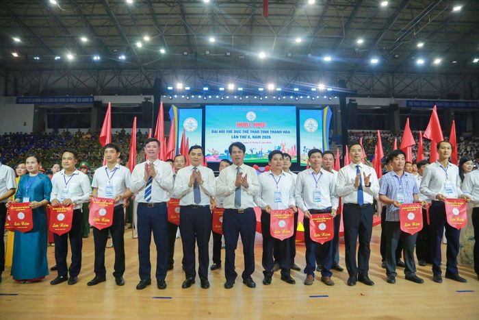 Lãnh đạo tỉnh Thanh Hóa trao cờ lưu niệm cho các đoàn VĐV