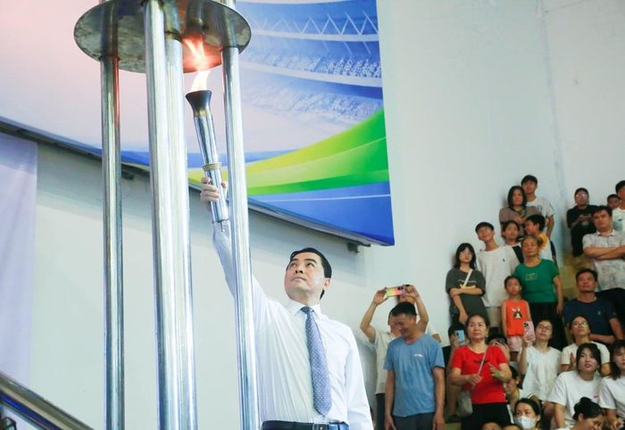 Chủ tịch UBND tỉnh Thanh Hóa Nguyễn Hoài Anh thắp đuốc đại hội TDTT tỉnh Thanh Hóa lần thứ X