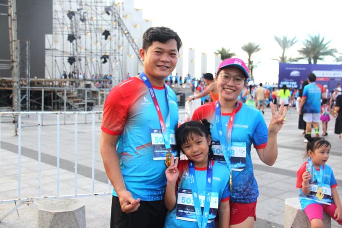 Chị Nguyễn Thị Ngọc Bích (TP.HCM) cùng chồng và con gái tham gia giải chạy để trải nghiệm, rèn luyện sức khỏe (Ảnh: Báo Xây dựng)