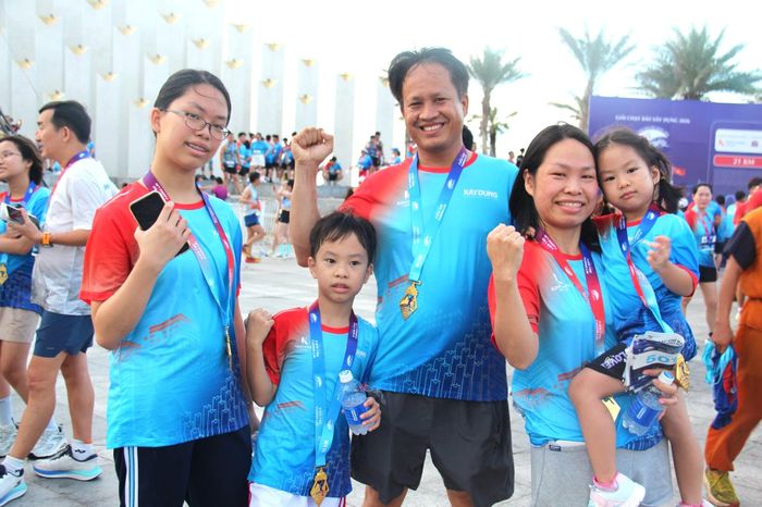 Gia đình chị Vũ Thị Thu Thảo hoàn thành xong cự ly 5km (Ảnh: Báo Xây dựng)