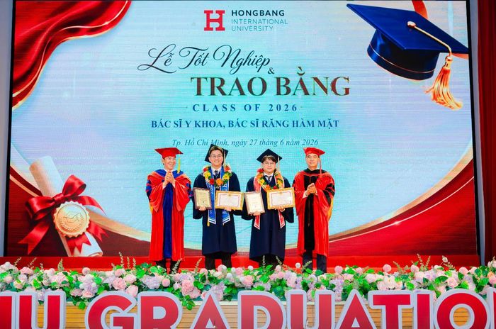 Tân bác sĩ nhận bằng sau 6 năm học tập, thực tập và thực hành lâm sàng.