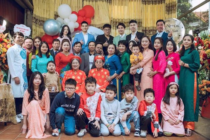 Con cháu trong đại gia đình tổ chức một lễ kỷ niệm 60 năm ngày cưới để tri ân ông Nguyễn Văn Ngó và bà Phạm Thị Xuân đồng thời nhắc nhở các thế hệ về giá trị của sự thủy chung, yêu thương (Ảnh: NVCC).