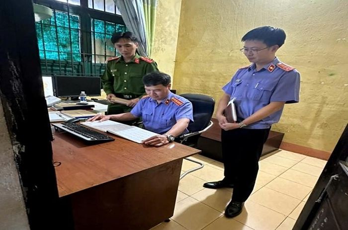  Đoàn kiểm sát tiến hành kiểm tra hồ sơ. 