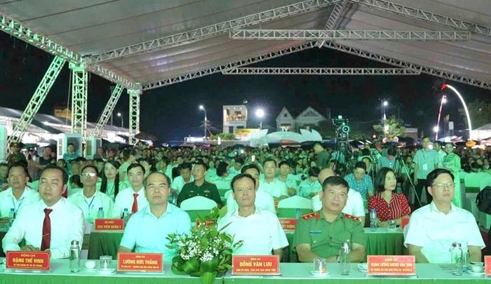  Các đồng chí Lãnh đạo tỉnh cùng các đại biểu tham dự Chương trình trải nghiệm xứ trà Vô Tranh.