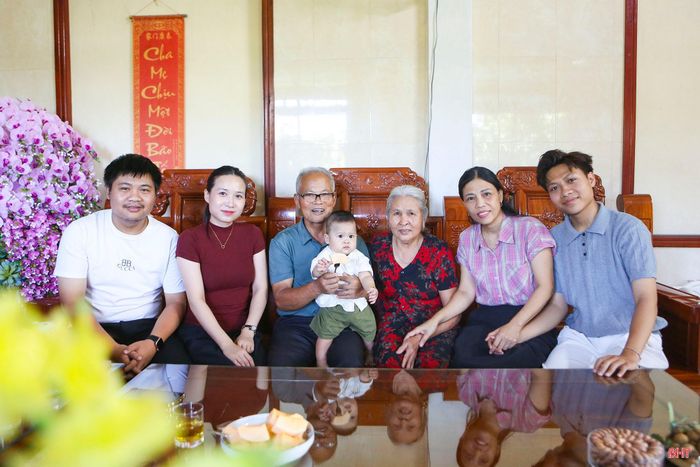 Gia đình hạnh phúc của ông Kiều Minh Khánh và bà Nguyễn Thị Dung ở tổ dân phố Quỳnh Lâm (phường Bắc Hồng Lĩnh).