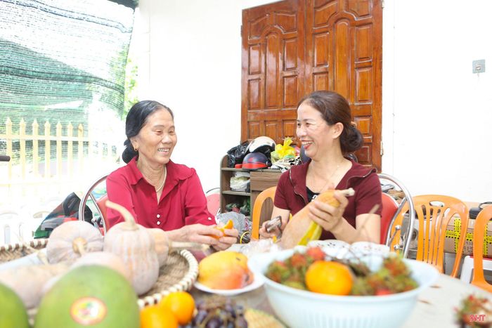 Bà Nguyễn Thị Hợp (bên phải) và mẹ chồng là cụ Phan Thị Loan luôn gắn bó, yêu thương.