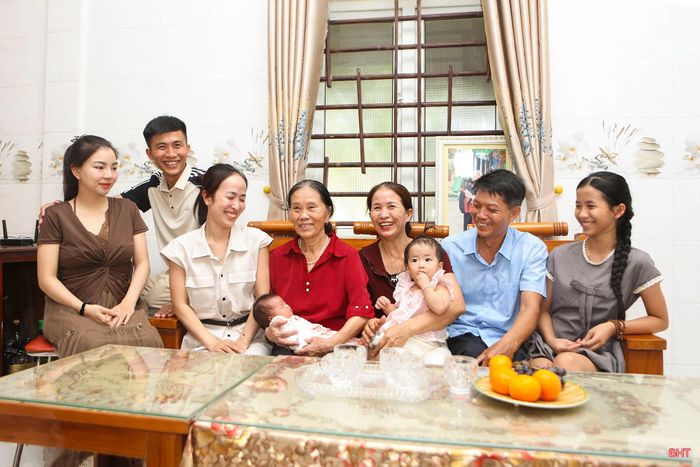 Gia đình hạnh phúc 4 thế hệ cùng chung sống dưới một mái nhà của ông Lê Xuân Lĩnh và bà Nguyễn Thị Hợp (ở thôn Lâm Châu, xã Mai Phụ)