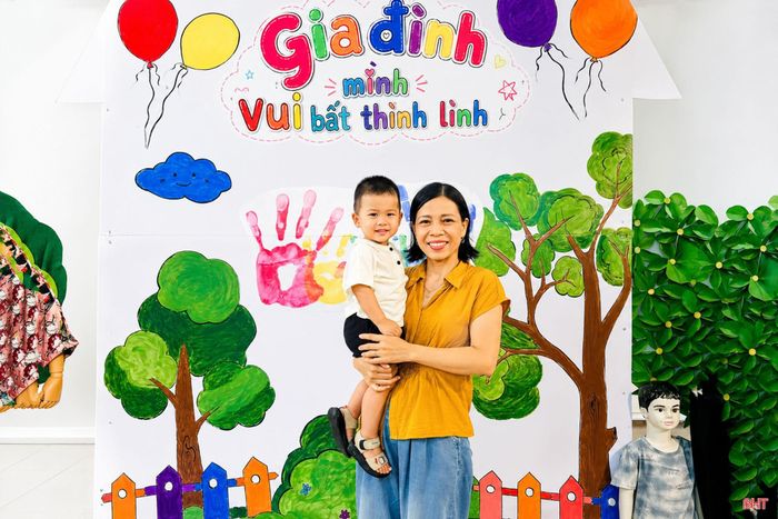 Chị Trần Thị Như Quỳnh và cháu nội (con của con trai đầu).