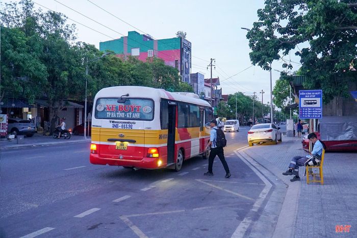 Trong ánh ban mai, những chuyến xe buýt đầu tiên rời Thành Sen, đưa người lao động đến khu công nghiệp, mở ra nhịp sống lao động của một ngày mới.