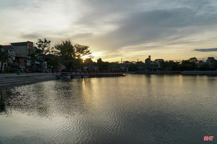Mặt hồ lấp lánh trong ánh nắng sớm mai, mang đến không gian yên bình, trong lành. Đây cũng là thời điểm nhiều người dân bắt đầu ngày mới bằng những bước chân dạo bộ, rèn luyện sức khỏe.